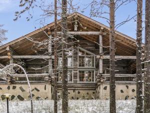 列维奥特乐维奥图度假屋的雪地树林中的小木屋