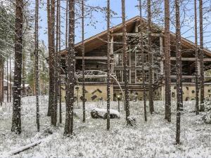 列维奥特乐维奥图度假屋的雪中树林里的小木屋