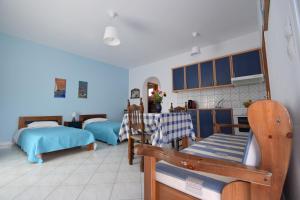 纳克索斯岛卡斯特拉基Palmos Self-Catering Apartment的一间带厨房的客厅和一间卧室