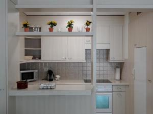 英格堡Apartment Blumenweg 2 by Interhome的白色的厨房配有白色的橱柜和微波炉