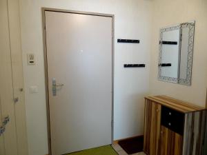 英格堡Apartment Blumenweg 2 by Interhome的一间镜子房内的大扇白色门