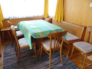 英格堡斯坦纳彻公寓的桌子和窗户的房间里的桌椅