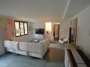 格施塔德桑比公寓 的客厅配有白色沙发和电视