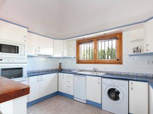 蒙特佩戈Villa Jillian by Interhome的厨房配有白色橱柜、洗衣机和烘干机