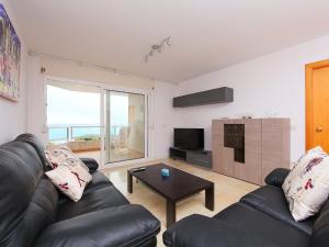 布拉内斯Apartment Blanes Playa by Interhome的客厅配有黑色真皮沙发和桌子