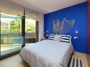 维拉福林Apartment Can Pavet by Interhome的蓝色的卧室,配有一张蓝色墙壁的床
