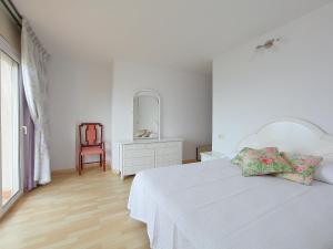 布拉内斯Apartment Blanes Beach by Interhome的白色的卧室配有白色的床和镜子