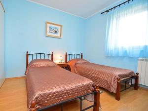 拉卡尔瑞卡丽1号公寓的配有两张床铺的蓝色墙壁和窗户