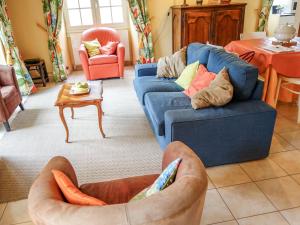 科利Holiday Home La Colinoise by Interhome的客厅配有2张蓝色的沙发和1张桌子
