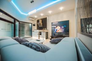 阿拉德H & V Residence - Diamond Bungalow Apartment的带沙发和电视的客厅
