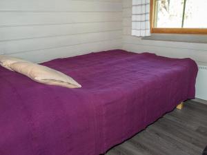 塔库沃里Holiday Home Lomasyväri 806 by Interhome的带窗户的客房内的紫色床