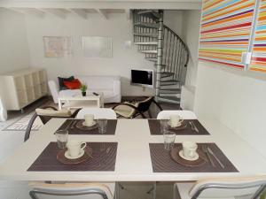 Hoge SeineHoliday Home Bbrik-1 by Interhome的一间带桌椅和楼梯的客厅