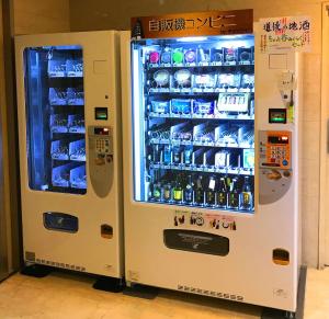 松山松山入住酒店的出售饮料的自动售货机