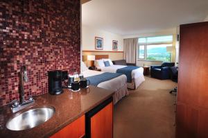 州学院宾州斯塔特酒店及会议中心 的酒店客房设有床和水槽