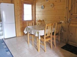 拉赫登佩拉Holiday Home Rusakko by Interhome的厨房配有桌椅和冰箱。