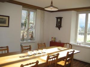 沃尔芬希森Apartment Villa Alpenblick Wolfenschiessen by Interhome的一间带桌椅和窗户的用餐室