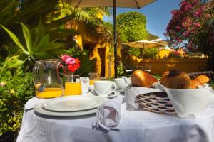EsteponaFamily hotel Al- Ana Marbella的一张桌子,上面放着一篮面包和橙汁