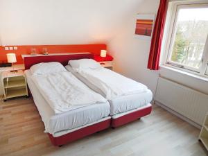 诺德克豪特Holiday Home de Witte Raaf-3 by Interhome的一间小卧室,配有两张床和窗户