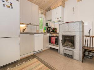 SuinulaHoliday Home Isoniemi by Interhome的厨房配有白色橱柜和壁炉