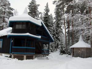 TohmajärviHoliday Home Kiviniemi by Interhome的上面有雪的建筑