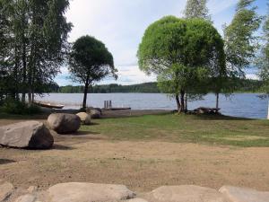 TohmajärviHoliday Home Kiviniemi by Interhome的一座拥有湖泊、树木和岩石的公园