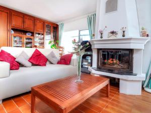 卡隆赫Holiday Home Mirador by Interhome的客厅配有白色沙发和壁炉