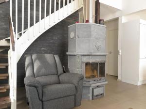 萨利色尔卡Holiday Home Kotka b by Interhome的客厅配有椅子和壁炉