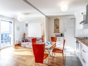 滨海图维列Apartment Clos Savignac by Interhome的厨房以及带桌椅的起居室。