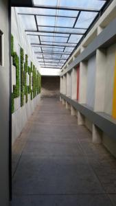 恩塞纳达港HOTEL EIFFEL的墙上有植物的空走廊