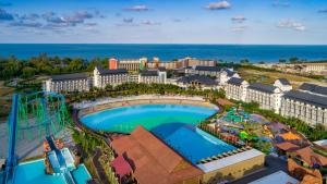 迪沙鲁迪沙鲁海岸硬石酒店的享有带游泳池的度假村的空中景致