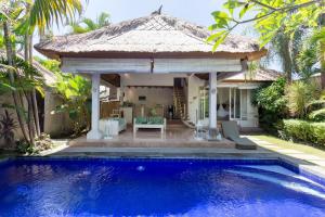 坎古Villa Bliss a paradise of three independent Villas的一个带游泳池和凉亭的别墅