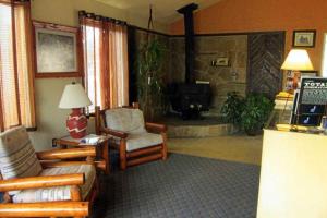 潘圭奇彩色乡村汽车旅馆的客厅配有沙发、椅子和壁炉