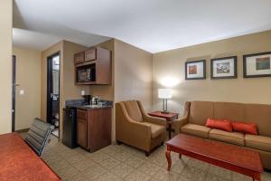 恩尼斯恩尼斯康福特套房酒店的客厅配有沙发和桌子