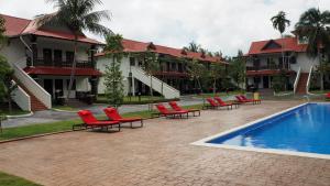 LOTUS SEAVIEW BEACH RESORT, PENGERANG内部或周边的泳池