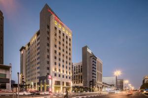 迪拜宜必思德伊勒市中心酒店的夜幕降临的两座高楼