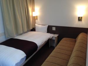 松山三番町酒店的酒店客房设有两张床和两盏灯。