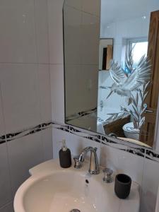 特尔福德Avon House的一间带水槽和镜子的浴室