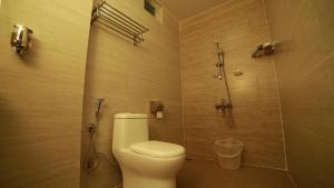 乔奥诺奥尔太阳谷民宿的一间带卫生间和淋浴的浴室