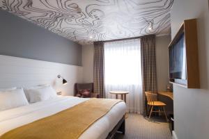 彭里斯北湖Spa酒店的一间酒店客房,配有一张床和一台电视