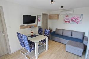 穆泰尔岛Vegros Mobile Homes Slanica的客厅配有桌椅和沙发