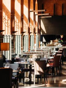 卑尔根Opus 16的一间设有桌椅的用餐室,享有阳光