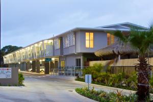耶蓬海岸汽车旅馆的前面有棕榈树的建筑