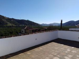 阿尔姆尼卡Casa rural en Torrecuevas的山景白色墙壁