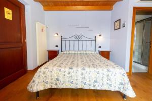 MedeaAgriturismo Lis Rosis的一间卧室配有一张床,床罩
