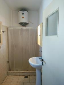 锡基诺斯岛Chora Place的带淋浴、盥洗盆和卫生间的浴室