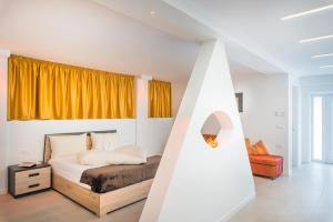 梅拉诺Fior Apartments Lofts的白色卧室配有床和黄色窗帘