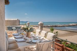 圣温琴佐Villa Galatea的海滩上一张带白板和鲜花的桌子