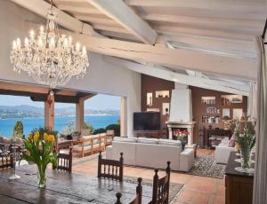 圣特罗佩Villa with Magic view of Bay of Saint Tropez的一个带吊灯和桌子的大客厅