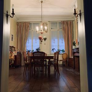 杜埃Chambres d'Hôtes Les Foulons的一间带木桌和椅子的用餐室