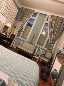 杜埃Chambres d'Hôtes Les Foulons的一间卧室配有一张床、两把椅子和窗户